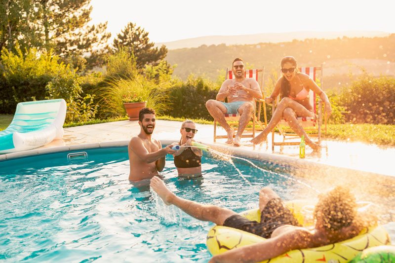 Wasseraufbereitung mit Oberflächenabsauger sorgt für kristallklares, hygienisch sauberes Wasser – ideal für eine entspannte Poolparty und unbeschwertes Badevergnügen im gepflegten Privatpool. Wasseraufbereitung mit Oberflächenabsauger sorgt für kristallklares, hygienisch sauberes Wasser – ideal für eine entspannte Poolparty und unbeschwertes Badevergnügen im gepflegten Privatpool.